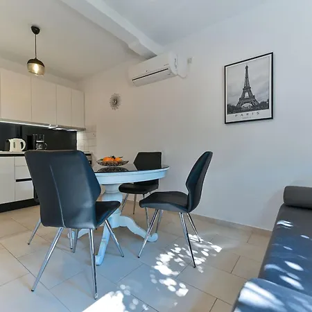 Kapetan Apartment *